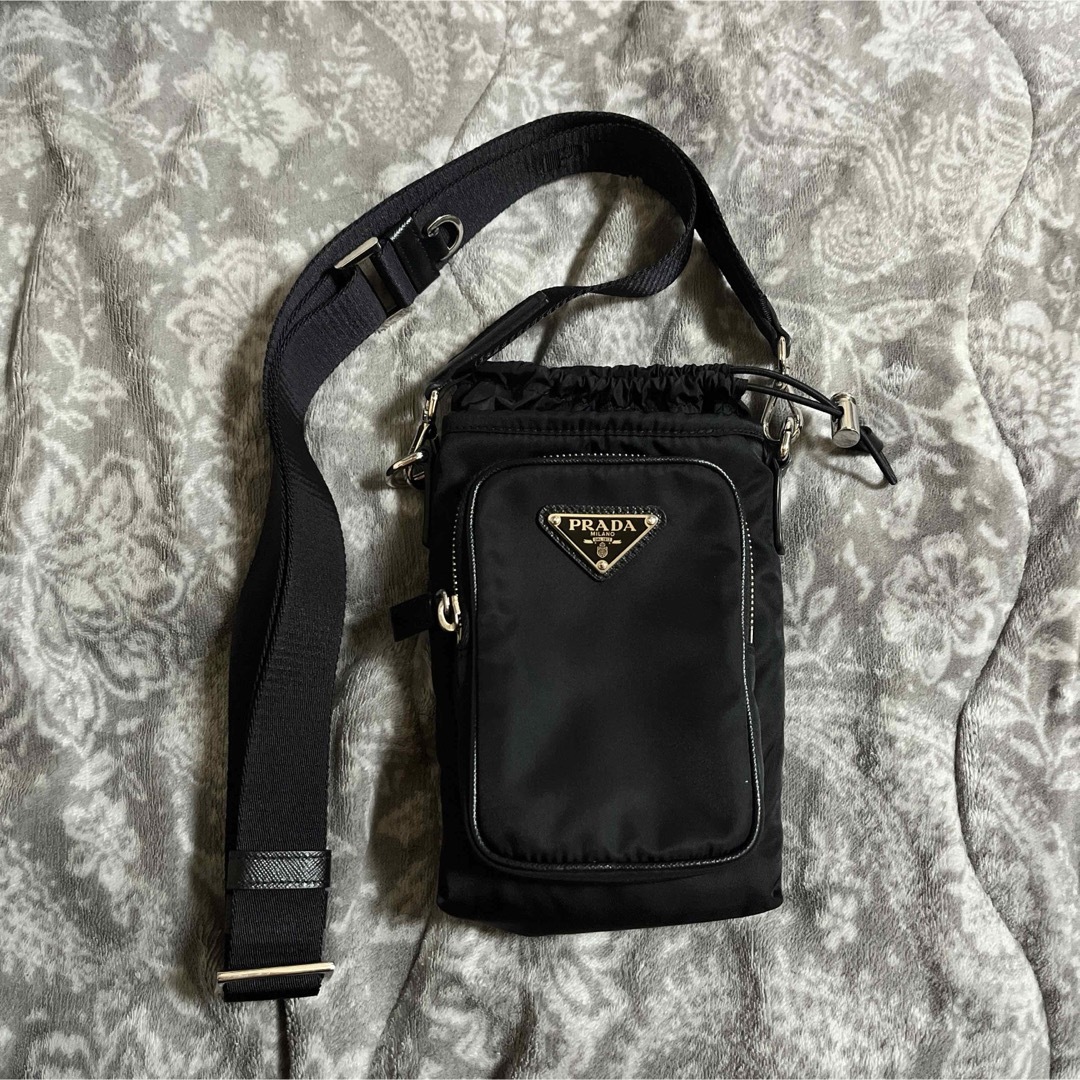 PRADA(プラダ)のプラダ　スマートフォンケース　ミニショルダーバッグ　スマホホルダー メンズのバッグ(ショルダーバッグ)の商品写真