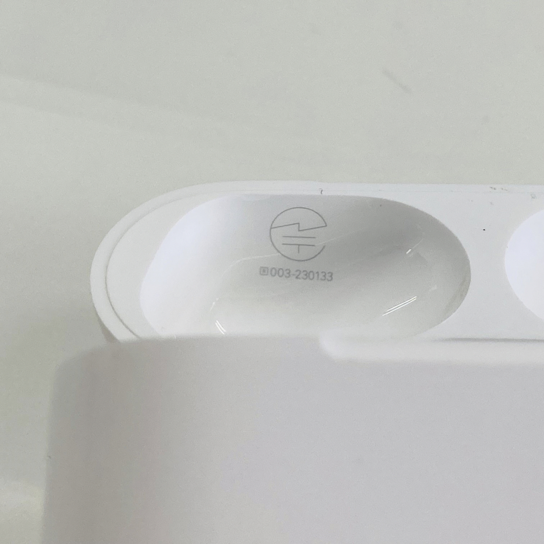 Apple(アップル)のApple airpods pro 第二世代 正規品 美品  スマホ/家電/カメラのオーディオ機器(ヘッドフォン/イヤフォン)の商品写真