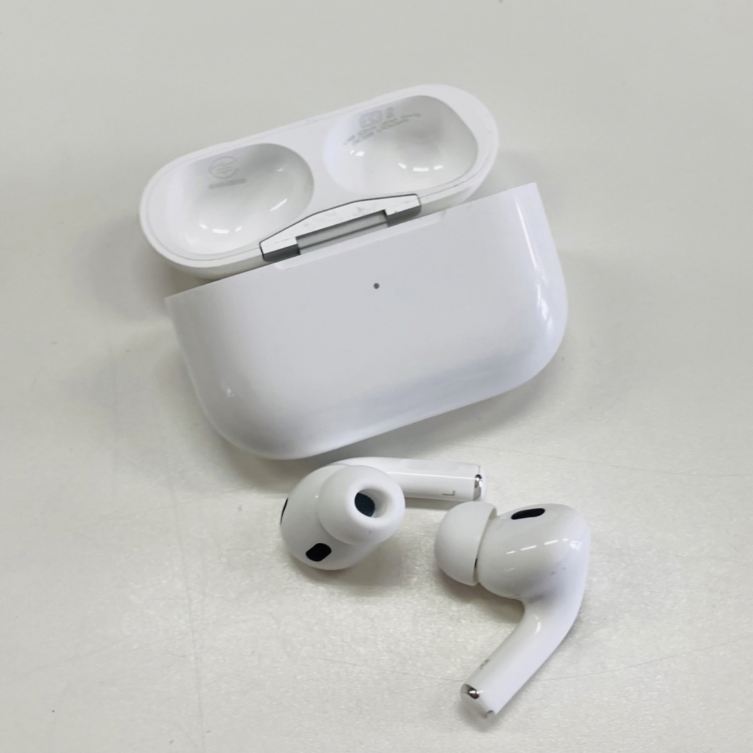 Apple(アップル)のApple airpods pro 第二世代 正規品 美品  スマホ/家電/カメラのオーディオ機器(ヘッドフォン/イヤフォン)の商品写真