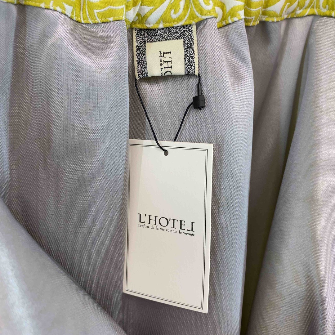 L'HOTEL ロテル レディース ひざ丈スカート総柄 裏地付き 黄色 レディースのスカート(ひざ丈スカート)の商品写真