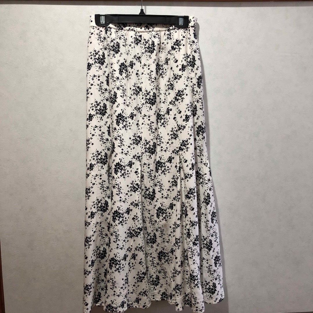 UNIQLO(ユニクロ)のユニクロ　プリントマーメイドスカートSホワイト レディースのスカート(ロングスカート)の商品写真