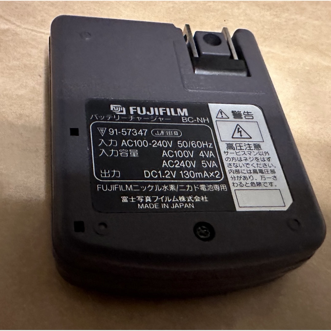 富士フイルム(フジフイルム)のFUJIFILMバッテリーチャージャーBC-NH スマホ/家電/カメラのスマートフォン/携帯電話(バッテリー/充電器)の商品写真