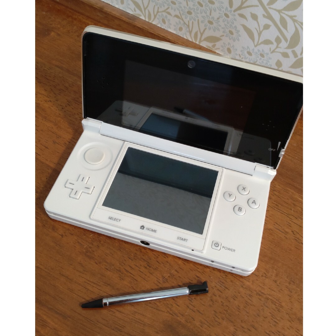ニンテンドー3DS(ニンテンドー3DS)のニンテンドー3DS ホワイト エンタメ/ホビーのゲームソフト/ゲーム機本体(家庭用ゲームソフト)の商品写真