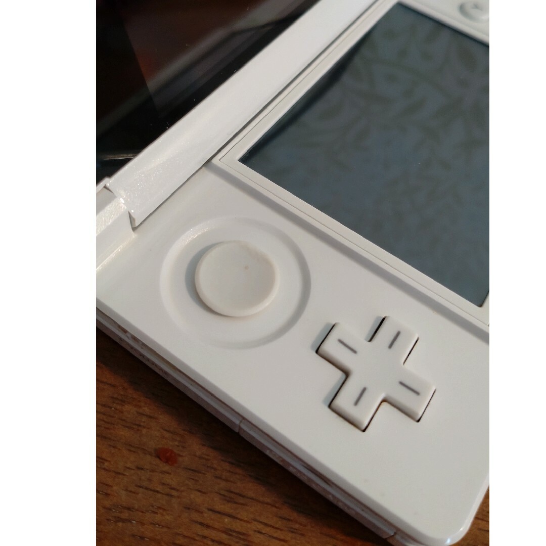 ニンテンドー3DS(ニンテンドー3DS)のニンテンドー3DS ホワイト エンタメ/ホビーのゲームソフト/ゲーム機本体(家庭用ゲームソフト)の商品写真