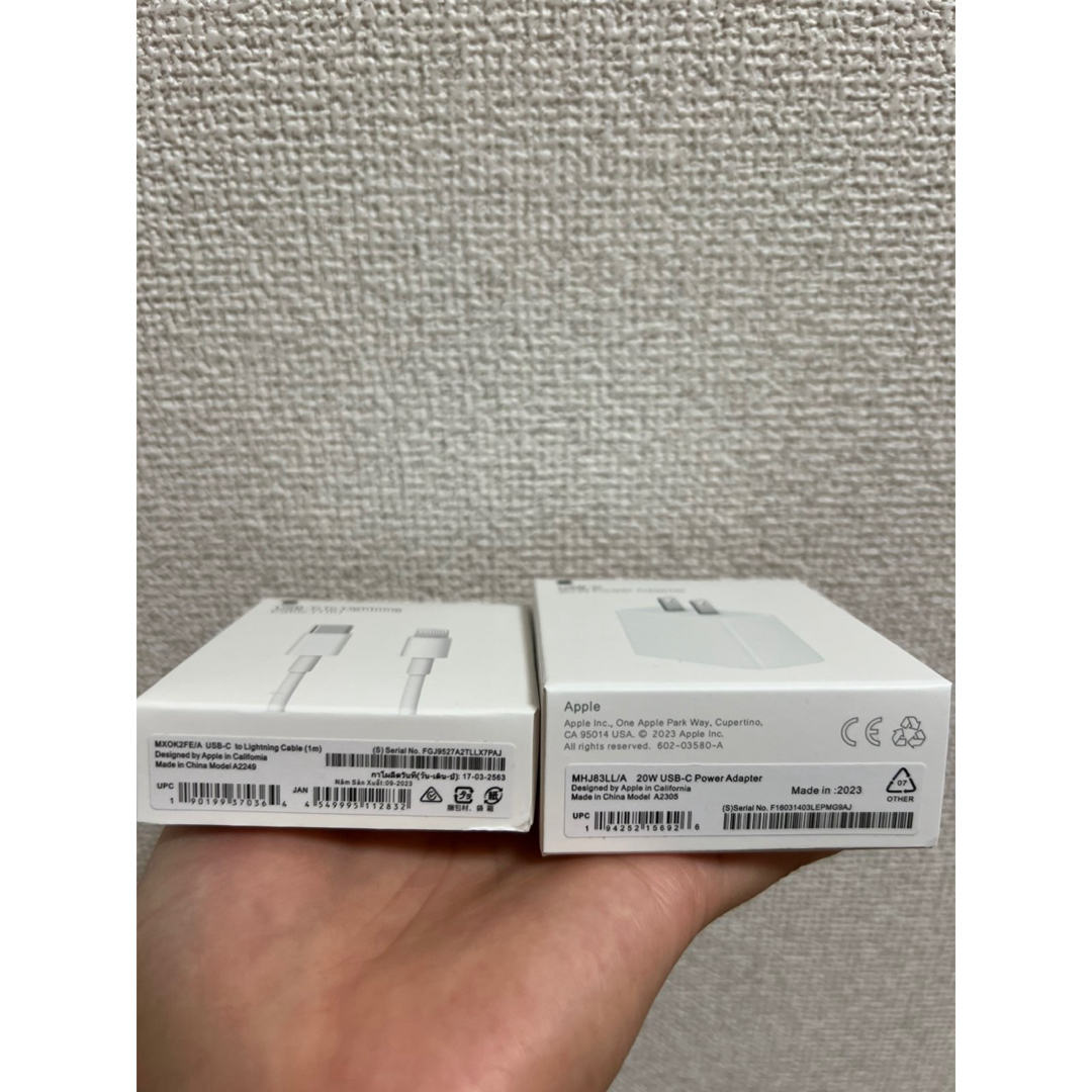 Apple(アップル)のApple純正 20W USB-C 電源アダプター Lightningケーブル スマホ/家電/カメラのスマートフォン/携帯電話(バッテリー/充電器)の商品写真