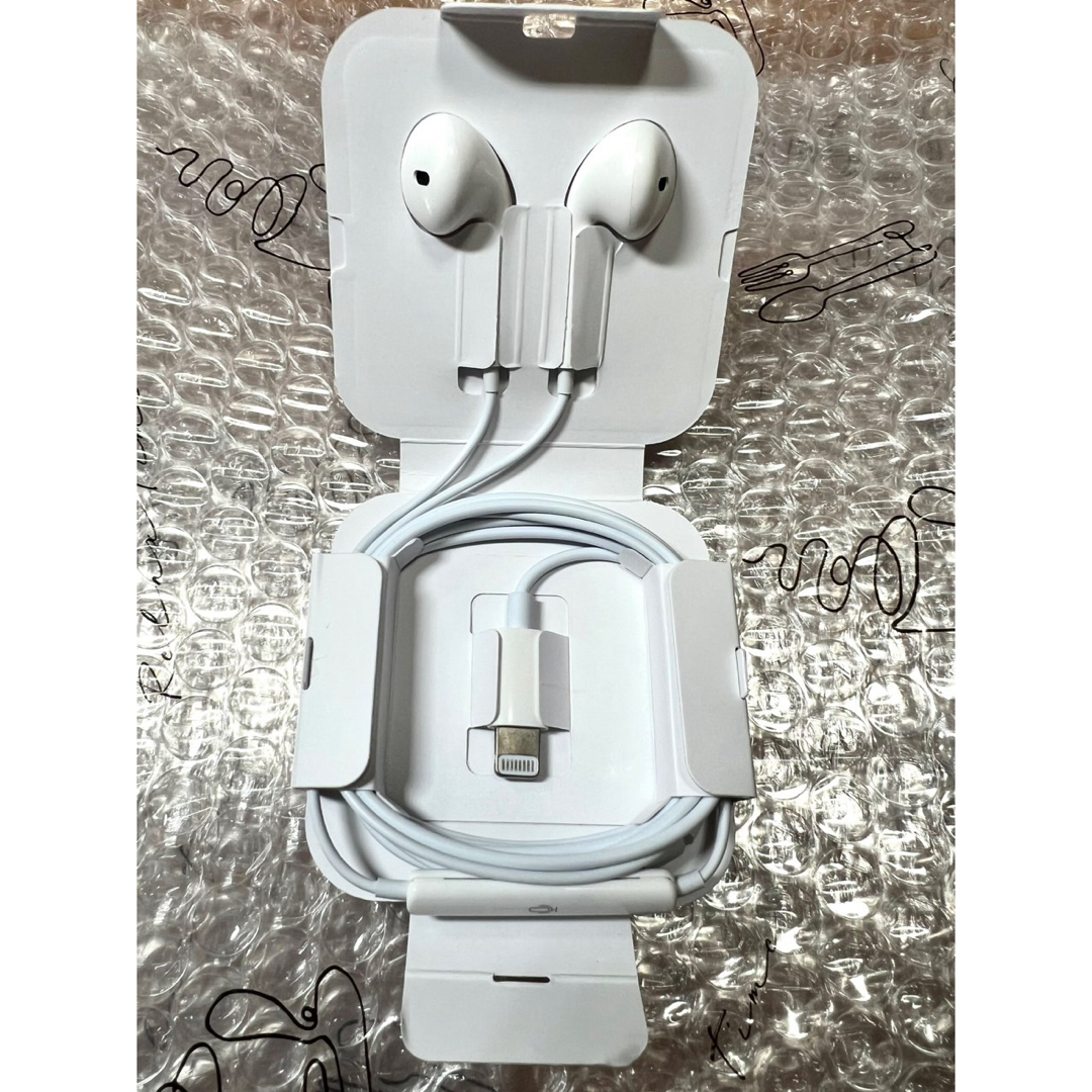 Apple(アップル)の新品未使用-純正iPhone ライトニングイヤホン スマホ/家電/カメラのオーディオ機器(ヘッドフォン/イヤフォン)の商品写真