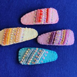 ビーズ刺繍　パッチンピン　ブルー(ファッション雑貨)