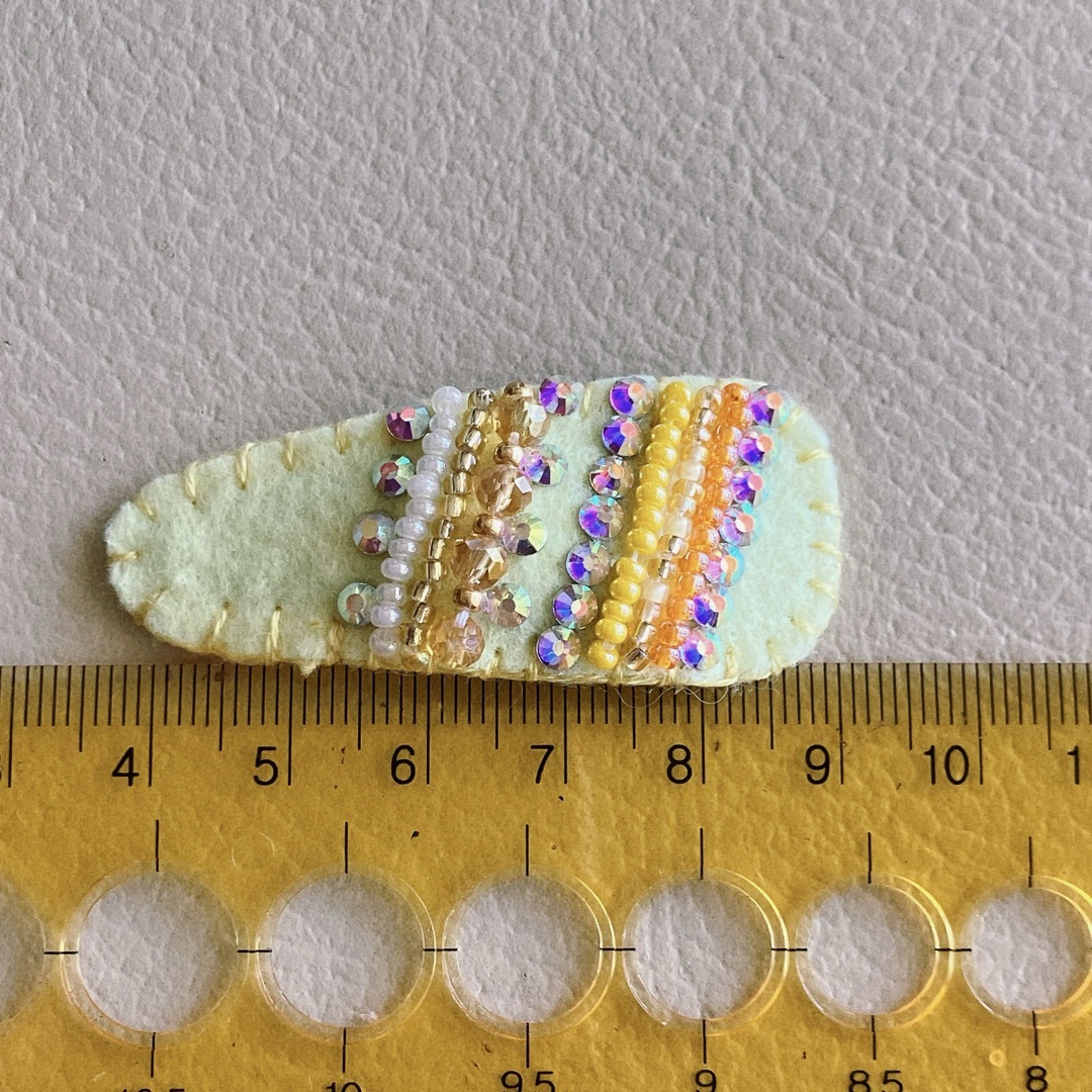 ビーズ刺繍　パッチンピン　イエロー ハンドメイドのキッズ/ベビー(ファッション雑貨)の商品写真