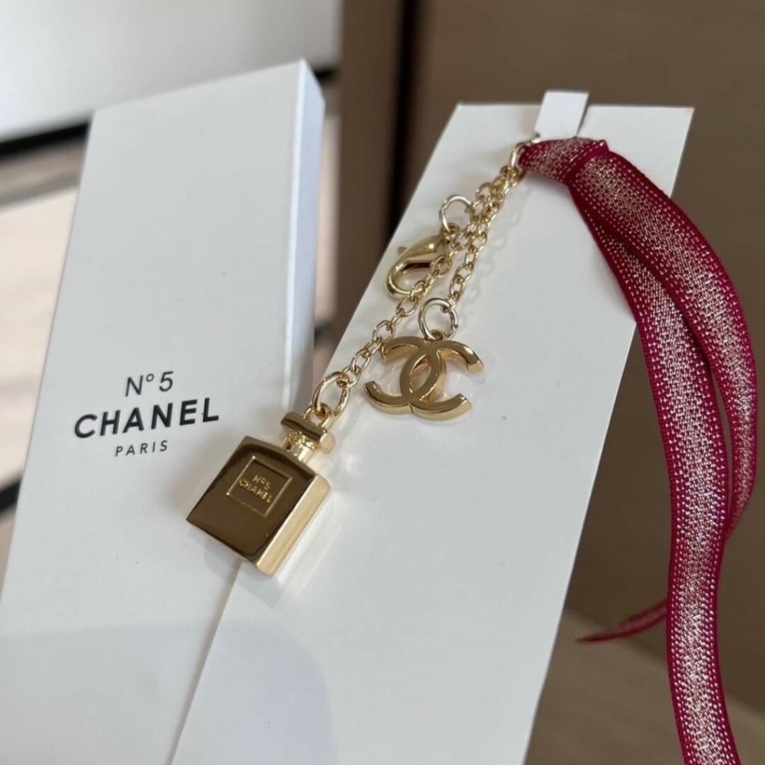 CHANEL(シャネル)のシャネル　クリスマス　ノベルティ　チャーム　キーホルダー502.541 レディースのファッション小物(キーホルダー)の商品写真