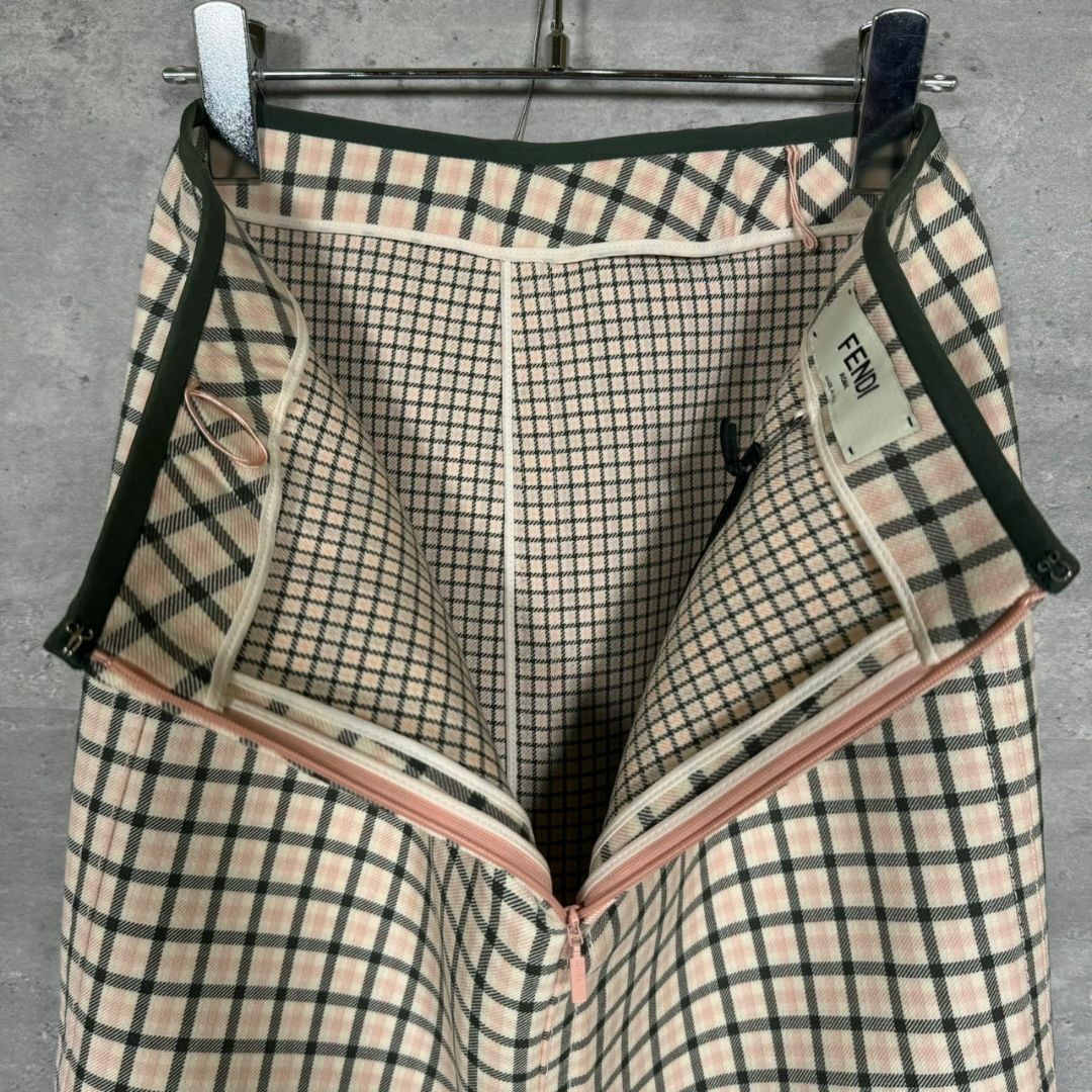 FENDI(フェンディ)の『FENDI』フェンディ (40) チェック柄ナロースカート レディースのスカート(ひざ丈スカート)の商品写真