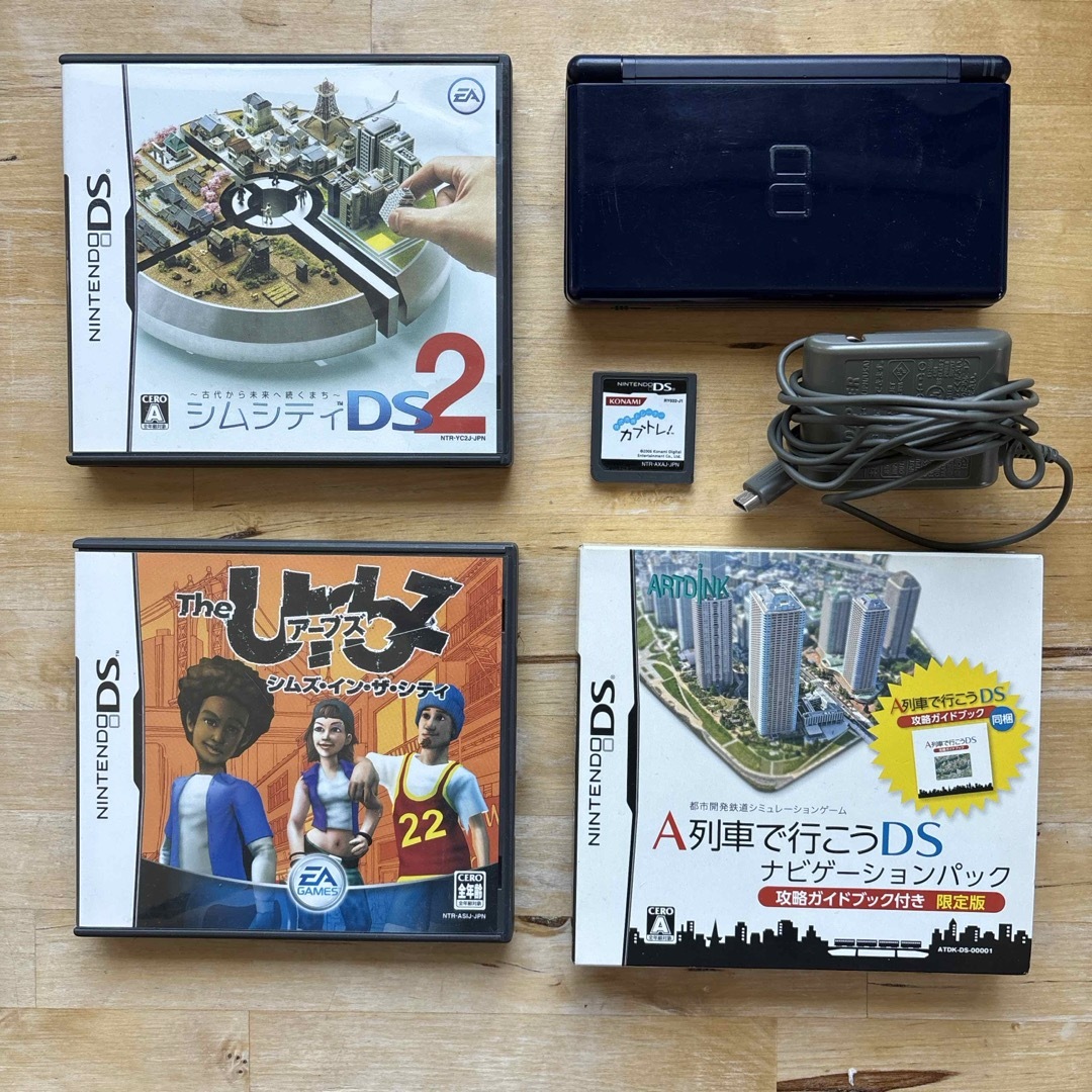 ニンテンドーDS(ニンテンドーDS)のニンテンドー DS Lite ダークブルー　ソフト4本付 エンタメ/ホビーのゲームソフト/ゲーム機本体(携帯用ゲーム機本体)の商品写真