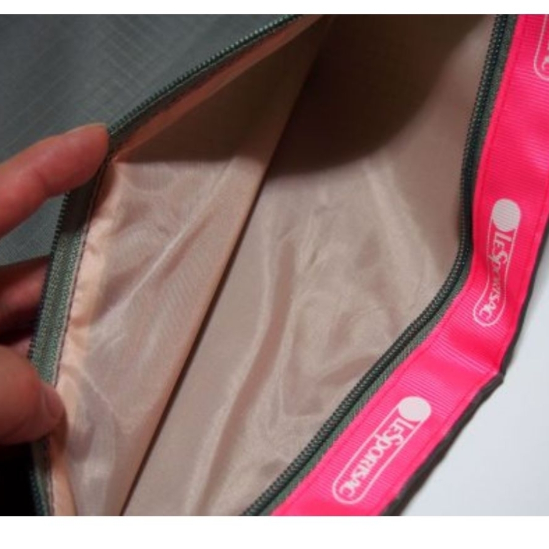 LeSportsac(レスポートサック)の【新品・未開封】レスポートサック　× BAILA　カーキ×ピンク BIGポーチ レディースのファッション小物(ポーチ)の商品写真