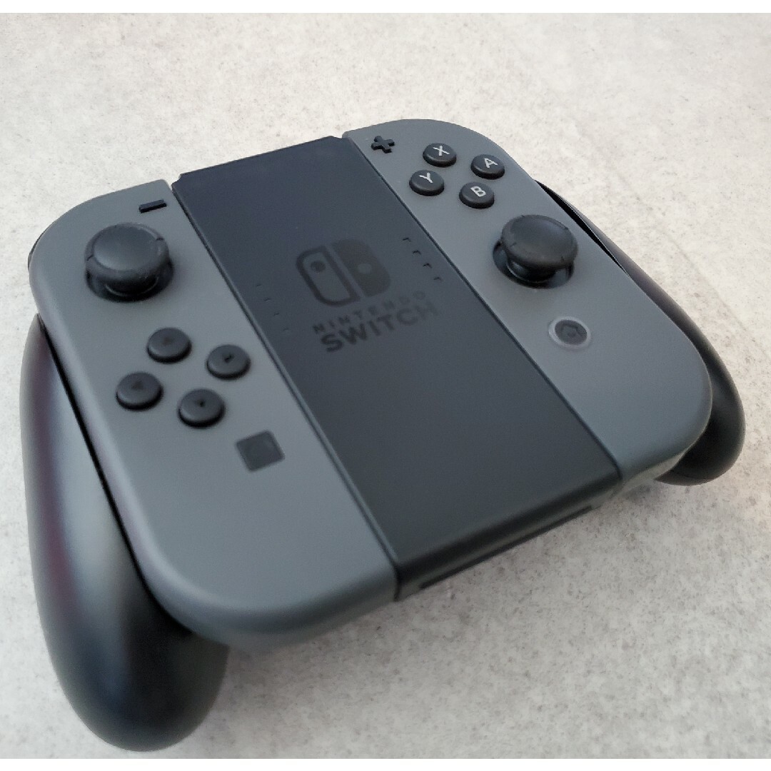 Nintendo Switch(ニンテンドースイッチ)のNintendo Switch（グレー）（純正コントローラー付） エンタメ/ホビーのゲームソフト/ゲーム機本体(家庭用ゲーム機本体)の商品写真