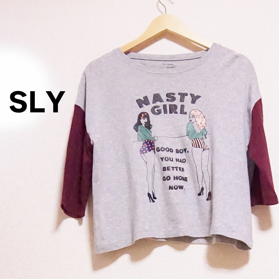 SLY(スライ)のSLY スライ Tシャツ レディース　グレー　紫　プリント　五部袖　大きめ レディースのトップス(Tシャツ(半袖/袖なし))の商品写真