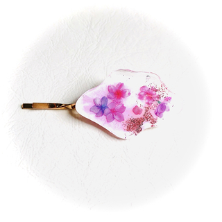 ☆桜のヘアピン☆ 白 桃色 ホワイト ピンク 髪飾り ハンドメイド アクセサリー(ヘアアクセサリー)