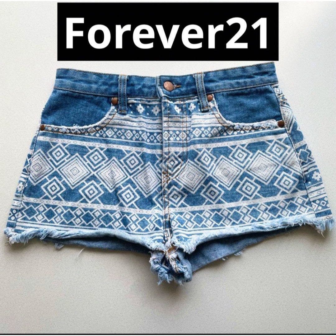 FOREVER 21(フォーエバートゥエンティーワン)のFOREVER21 ショーパン　ショートパンツ　デニム　　ジーンズ　ジーパン レディースのパンツ(ショートパンツ)の商品写真