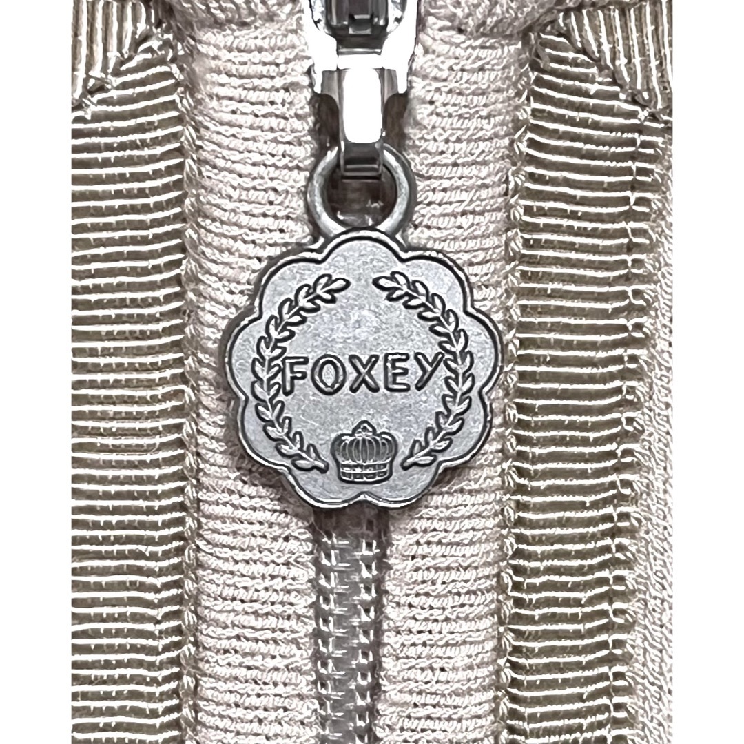 FOXEY(フォクシー)の匿名発送　美品　FOXEY フォクシー　ダブルジップカットソー　サイズ38 レディースのトップス(Tシャツ(半袖/袖なし))の商品写真