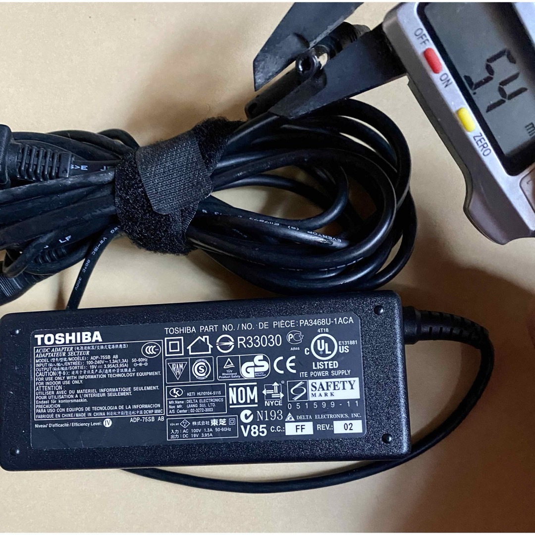 東芝(トウシバ)の❤送料込み☆中古純正TOSHIBA のACアダプター19V 3.95A スマホ/家電/カメラのPC/タブレット(PC周辺機器)の商品写真