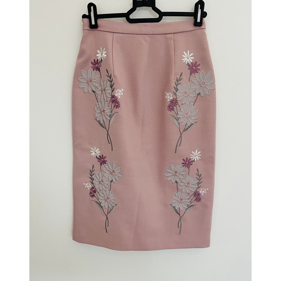 Noela(ノエラ)のNoela フラワー刺繍アップリケペンシルスカート レディースのスカート(ひざ丈スカート)の商品写真