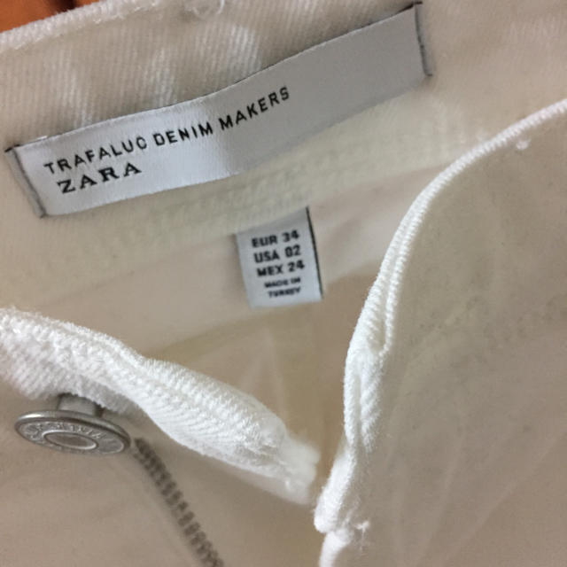 ZARA(ザラ)のザラZARA ホワイトダメージデニム スキニー白 レディースのパンツ(デニム/ジーンズ)の商品写真