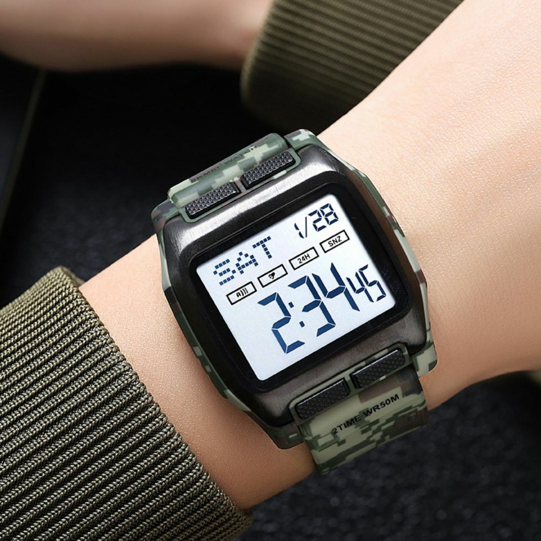 50m防水ダイバーズウォッチ デジタル腕時計 デュアルタイムデカ文字カモフラ メンズの時計(腕時計(デジタル))の商品写真