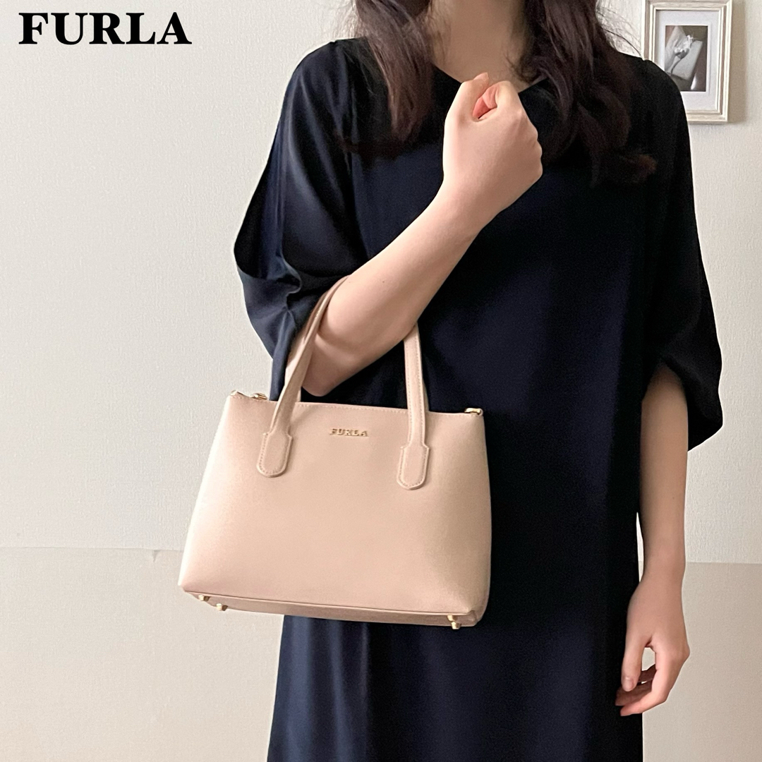 Furla(フルラ)のFURLA フルラ2way ショルダーバッグ　ハンドバッグ　金具ロゴ　ベージュ レディースのバッグ(ショルダーバッグ)の商品写真