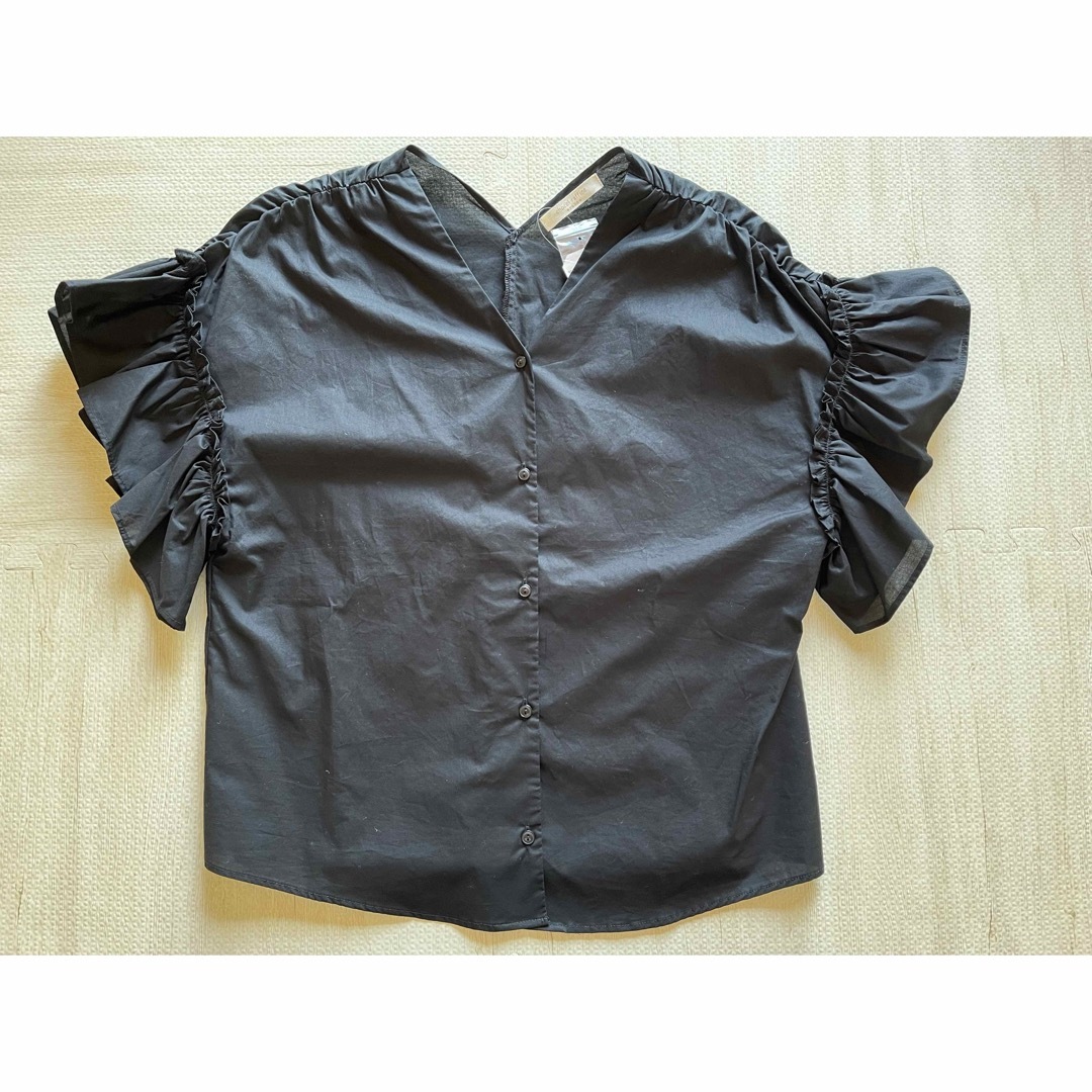 【新品】chocola raffine robe ブラック　前開きブラウス レディースのトップス(シャツ/ブラウス(半袖/袖なし))の商品写真