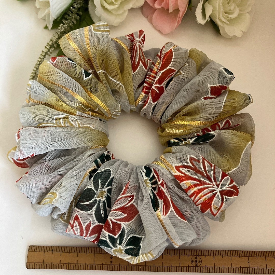 ハンドメイドシュシュ☆グレー花柄 ハンドメイドのアクセサリー(ヘアアクセサリー)の商品写真