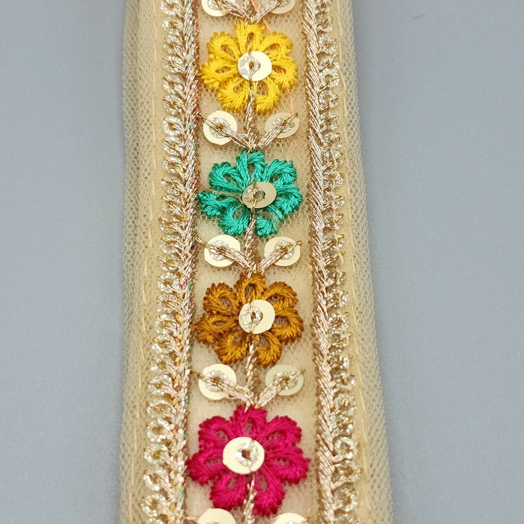 [090]インド刺繍リボンのスマホ用ハンドストラップ（ベージュ系、金具：ゴールド スマホ/家電/カメラのスマホアクセサリー(ストラップ/イヤホンジャック)の商品写真