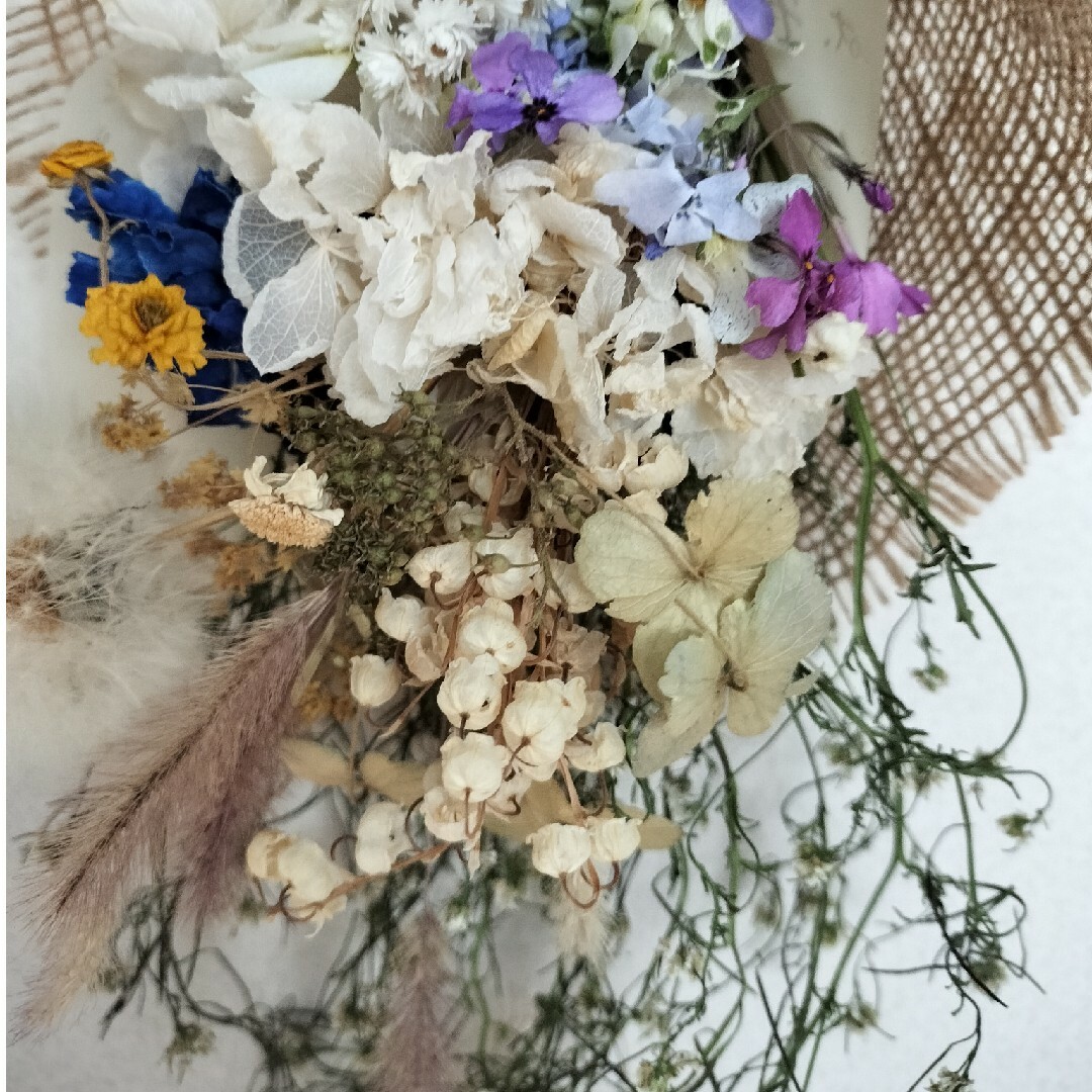 小ぶりな野の花ドライフラワースワッグ花束 ハンドメイドのフラワー/ガーデン(ドライフラワー)の商品写真