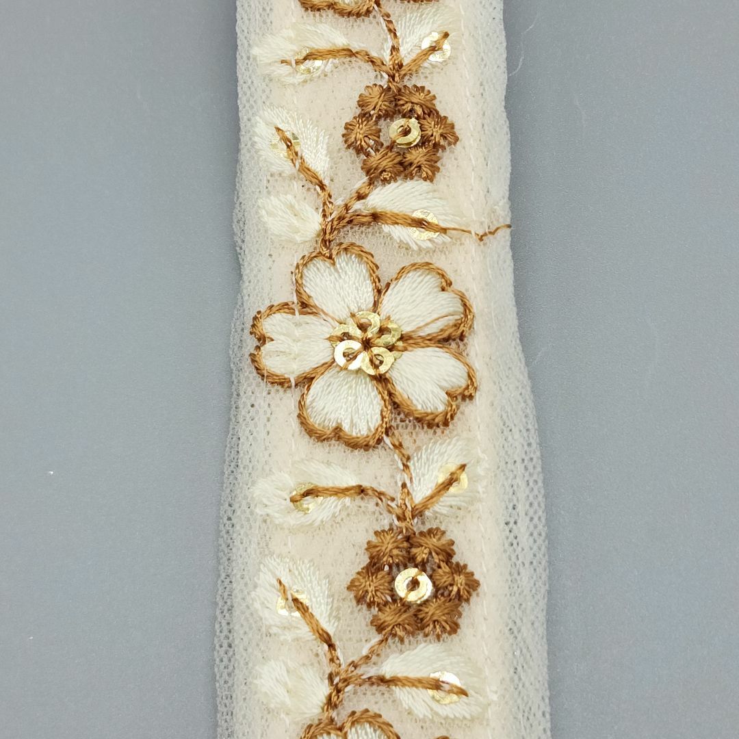 [093]インド刺繍リボンのスマホ用ハンドストラップ（ベージュ系、金具：ゴールド スマホ/家電/カメラのスマホアクセサリー(ストラップ/イヤホンジャック)の商品写真