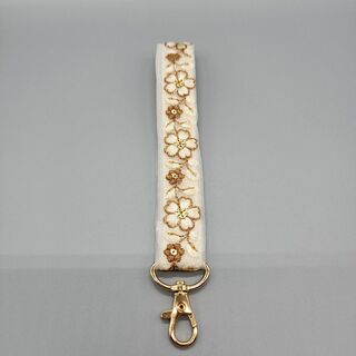 [093]インド刺繍リボンのスマホ用ハンドストラップ（ベージュ系、金具：ゴールド(ストラップ/イヤホンジャック)