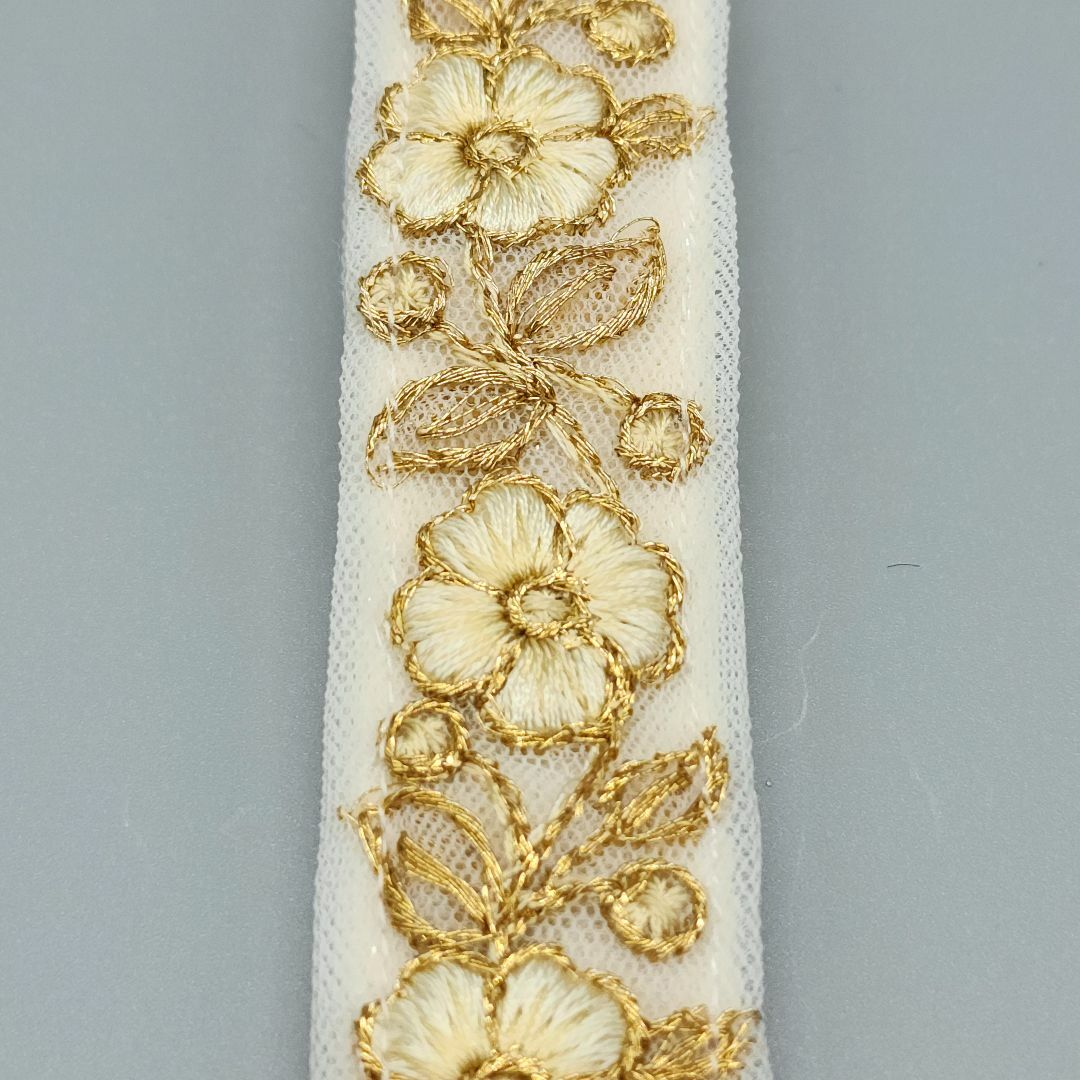 [094]インド刺繍リボンのスマホ用ハンドストラップ（ベージュ系、金具：ゴールド スマホ/家電/カメラのスマホアクセサリー(ストラップ/イヤホンジャック)の商品写真
