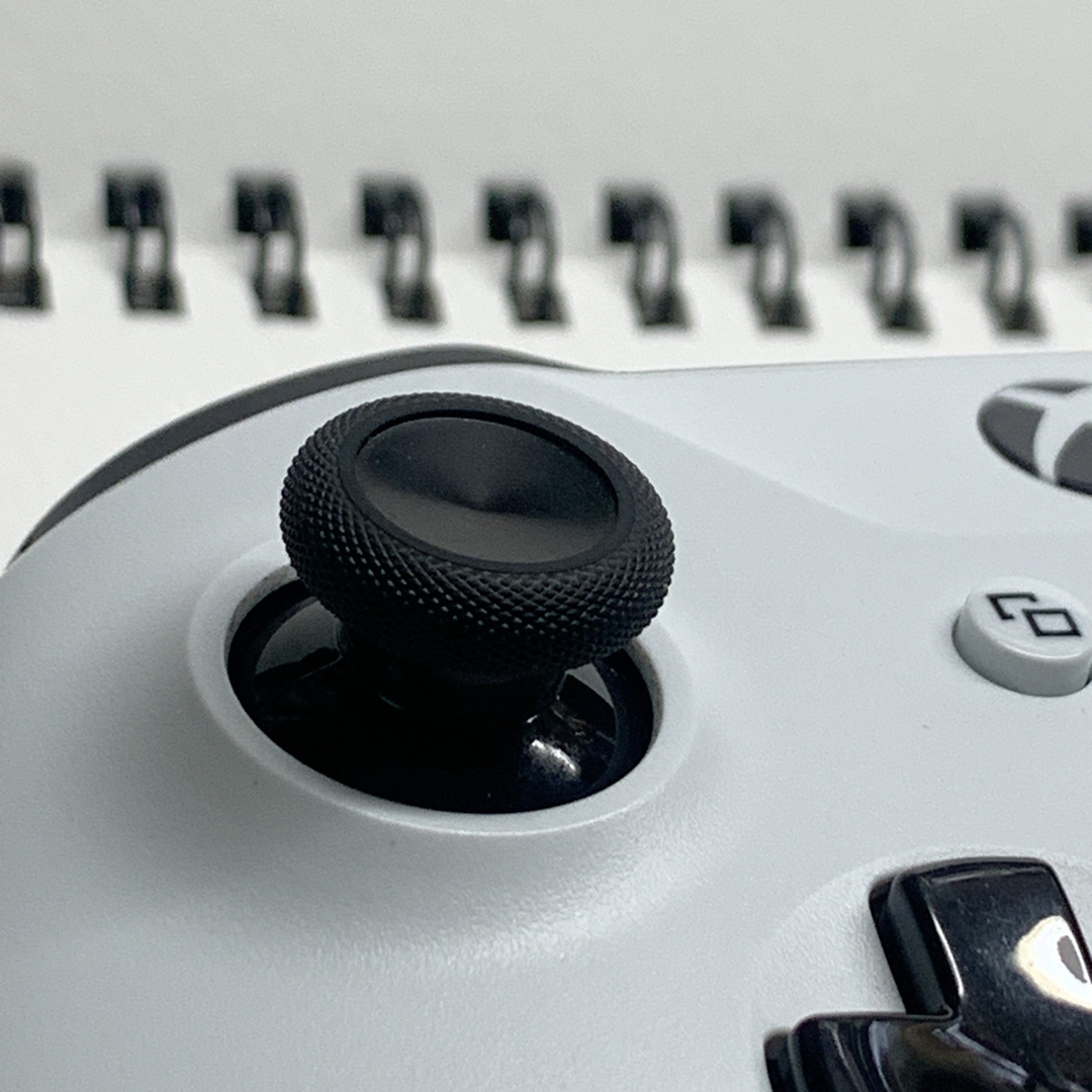 Xbox(エックスボックス)のXbox One ワイヤレスコントローラー 1708 ホワイト 白 スマホ/家電/カメラのPC/タブレット(PC周辺機器)の商品写真