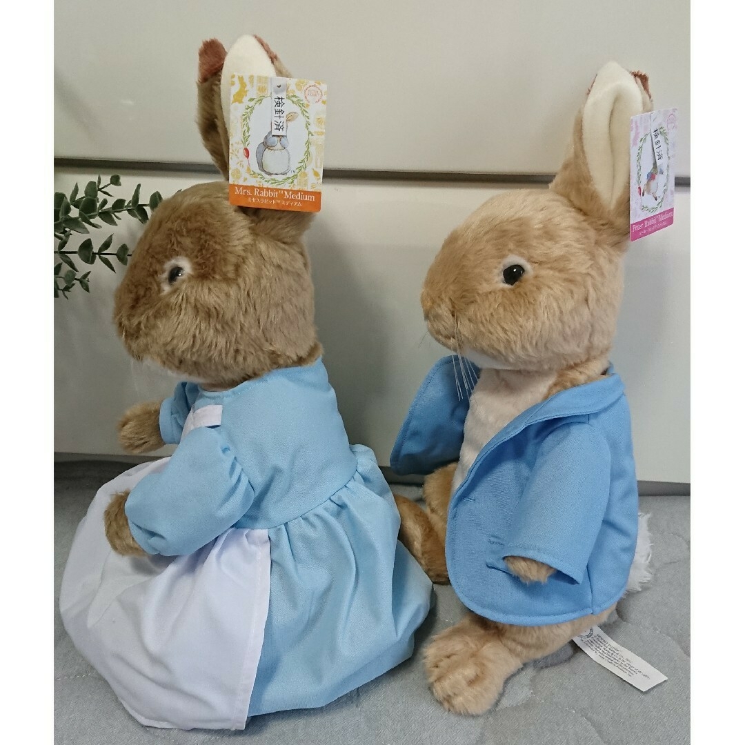 PETER RABBIT（TM）(ピーターラビット)の美品♡タグ付き♡ピーターラビット＆ミセスラビット ぬいぐるみ【ミディアムサイズ】 エンタメ/ホビーのおもちゃ/ぬいぐるみ(ぬいぐるみ)の商品写真