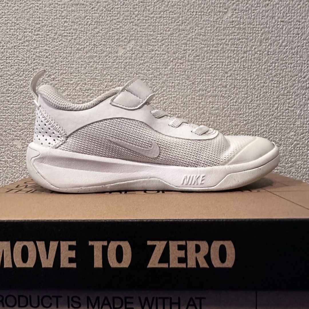 NIKE(ナイキ)の【希少！完売品！ナイキ子ども用シューズ】ナイキ OMNIマルチコート 18cm キッズ/ベビー/マタニティのキッズ靴/シューズ(15cm~)(スニーカー)の商品写真