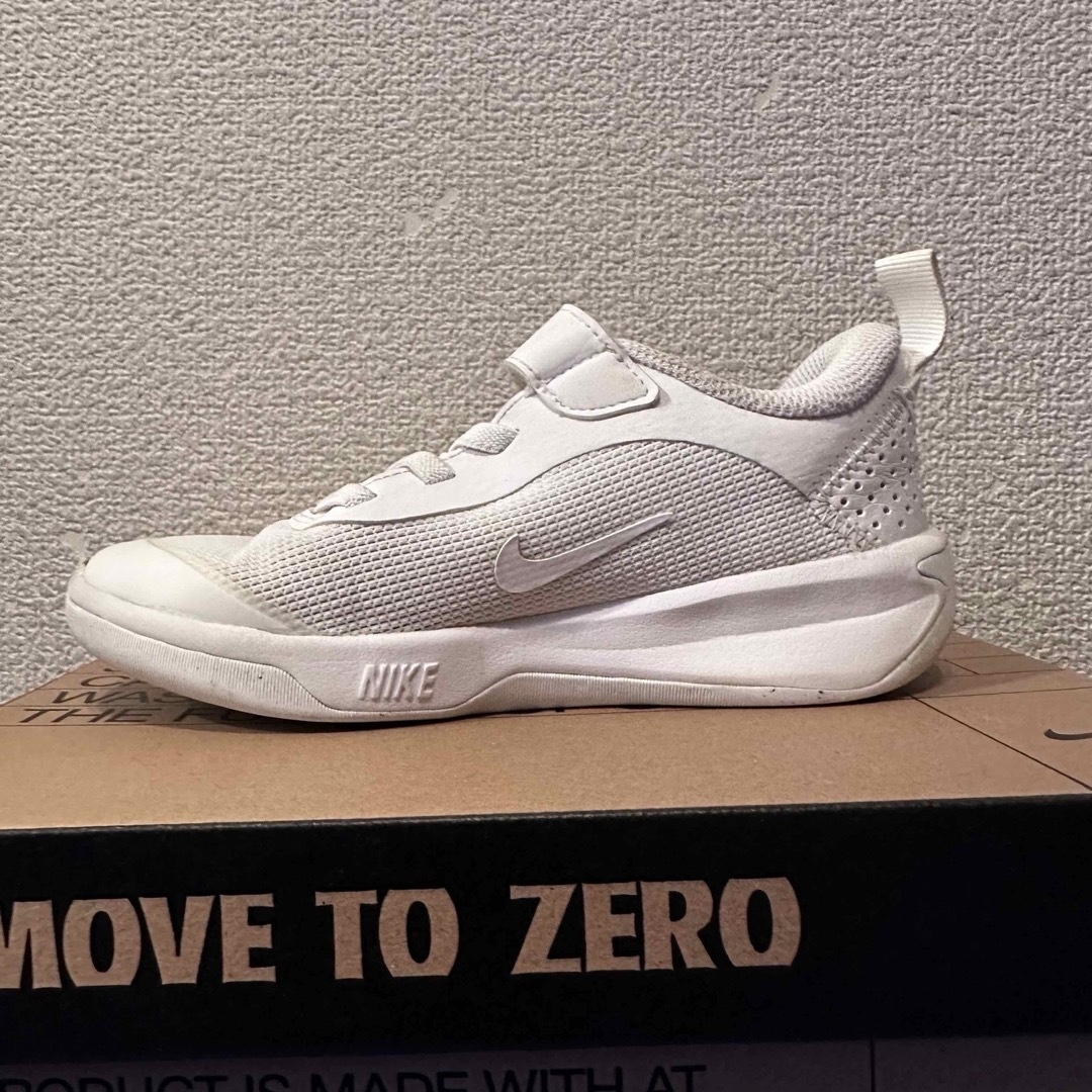 NIKE(ナイキ)の【希少！完売品！ナイキ子ども用シューズ】ナイキ OMNIマルチコート 18cm キッズ/ベビー/マタニティのキッズ靴/シューズ(15cm~)(スニーカー)の商品写真