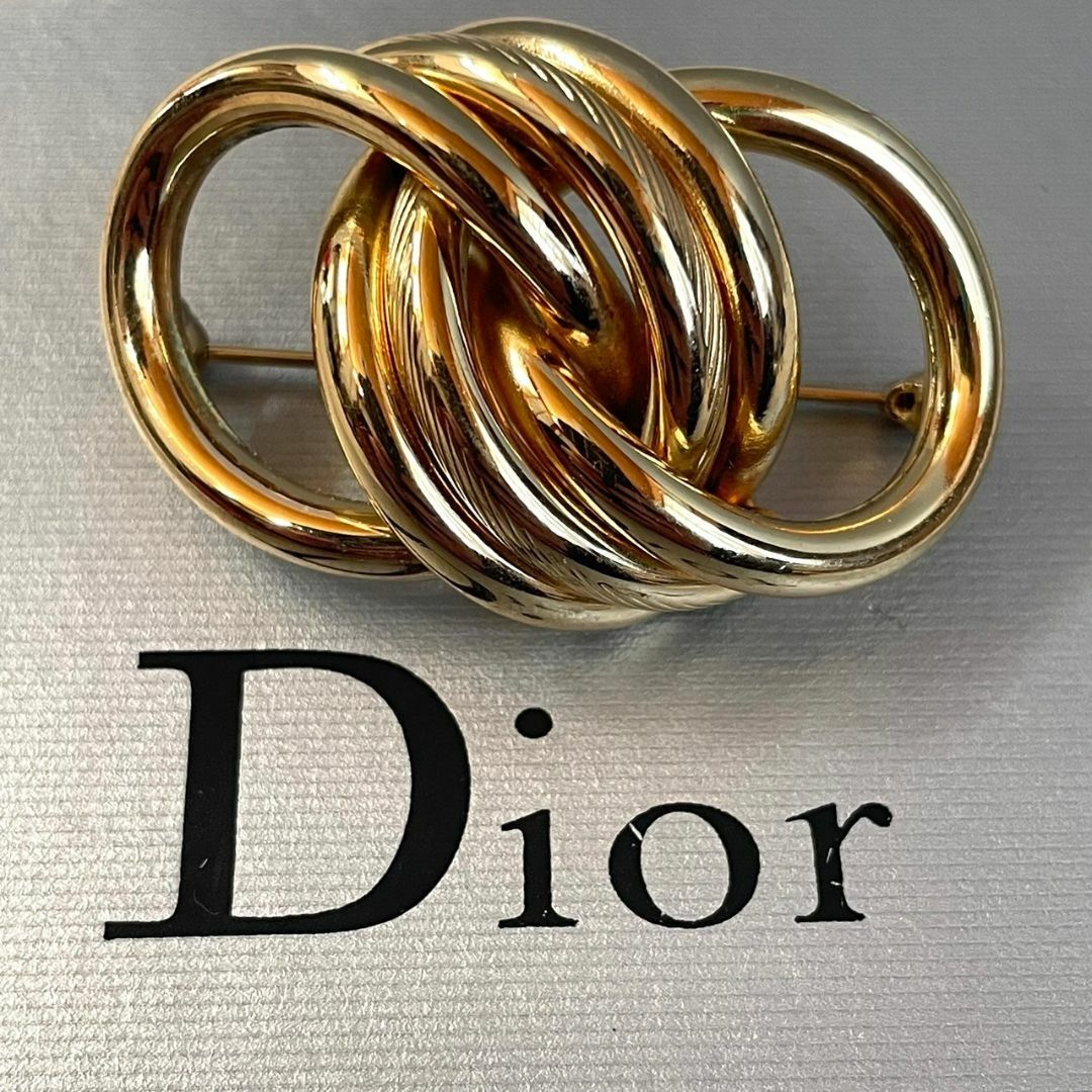 Christian Dior(クリスチャンディオール)の【美品】 Dior ブローチ ピンバッチ ゴールド パーティー 卒業式 入学式 レディースのアクセサリー(ブローチ/コサージュ)の商品写真