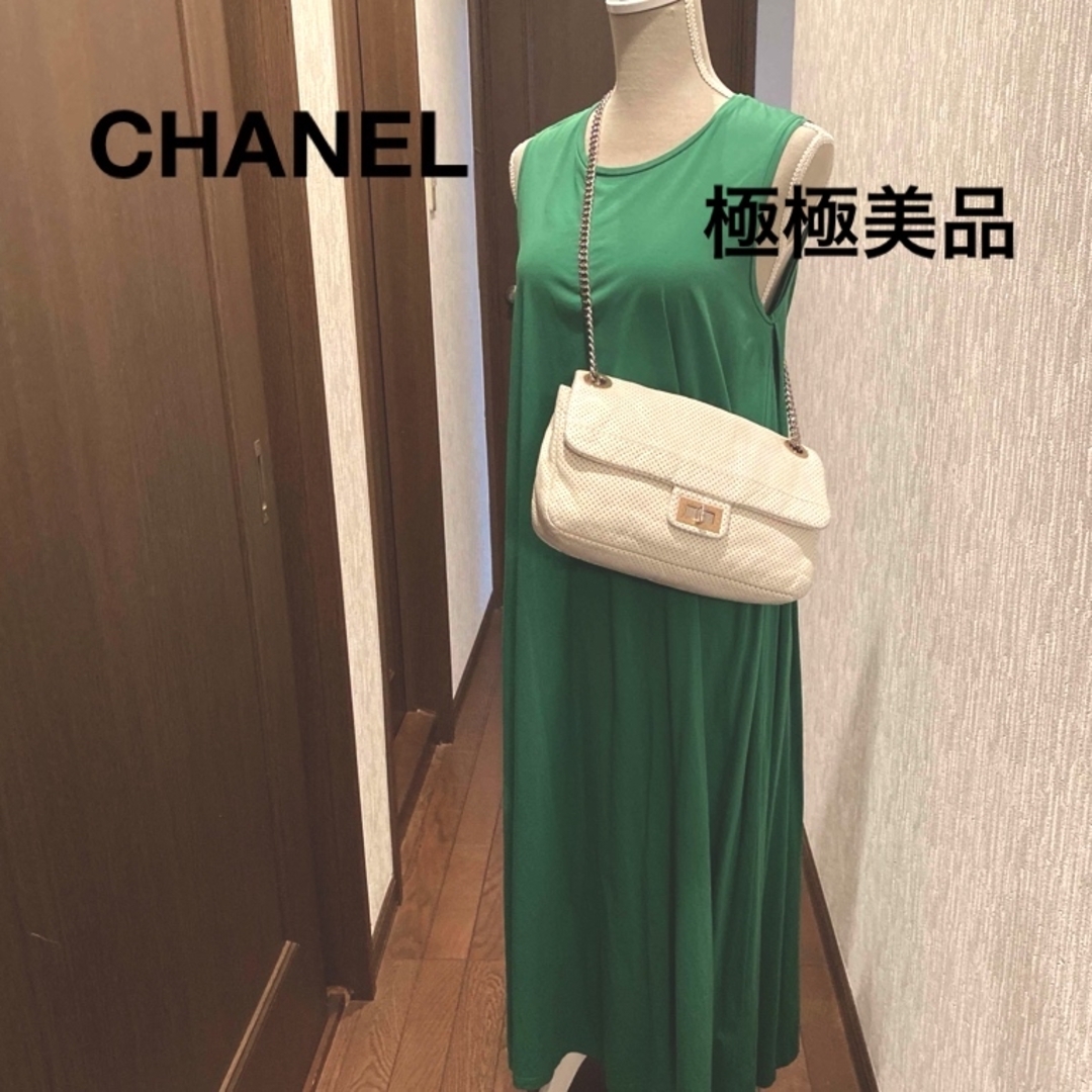 CHANEL(シャネル)の極極美品　CHANEL  パンチング 斜め掛けショルダーバッグ レディースのバッグ(ショルダーバッグ)の商品写真