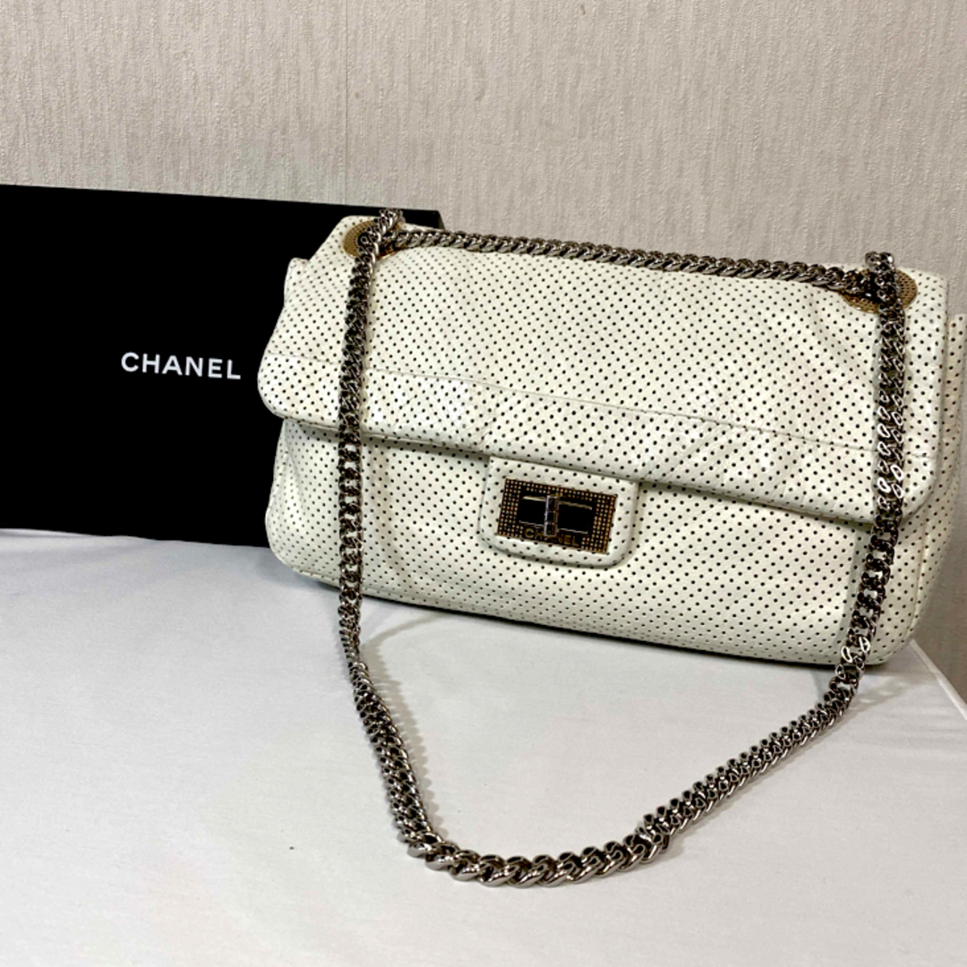 CHANEL(シャネル)の極極美品　CHANEL  パンチング 斜め掛けショルダーバッグ レディースのバッグ(ショルダーバッグ)の商品写真