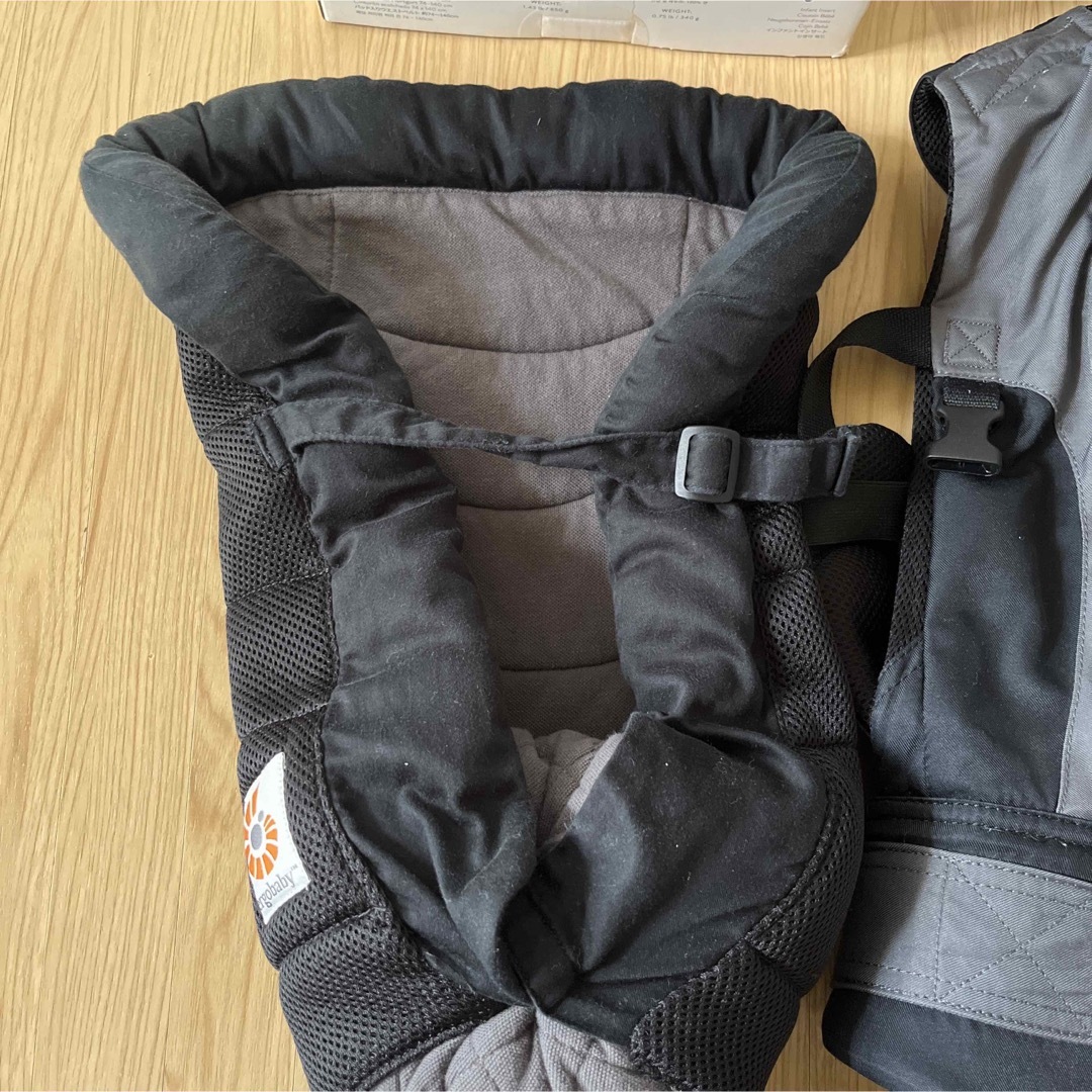 Ergobaby(エルゴベビー)のエルゴ ニューボーンバンドル パフォーマンス　チャコールブラック キッズ/ベビー/マタニティの外出/移動用品(抱っこひも/おんぶひも)の商品写真