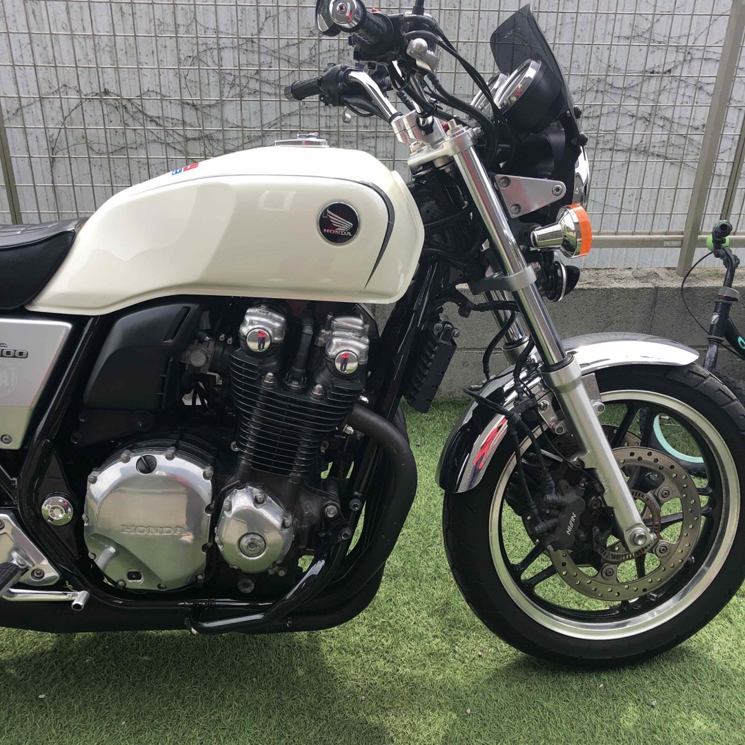 ホンダ(ホンダ)のCB1100ABS2010手元80 自動車/バイクのバイク(車体)の商品写真