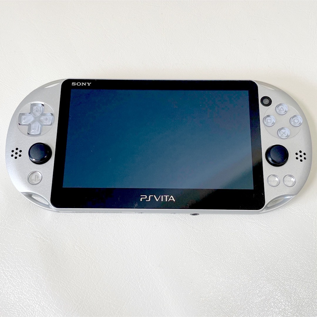 PlayStation Vita(プレイステーションヴィータ)のPSvita 2000 メタルスライム 本体 ソフト PCH-2000 シルバー エンタメ/ホビーのゲームソフト/ゲーム機本体(携帯用ゲーム機本体)の商品写真