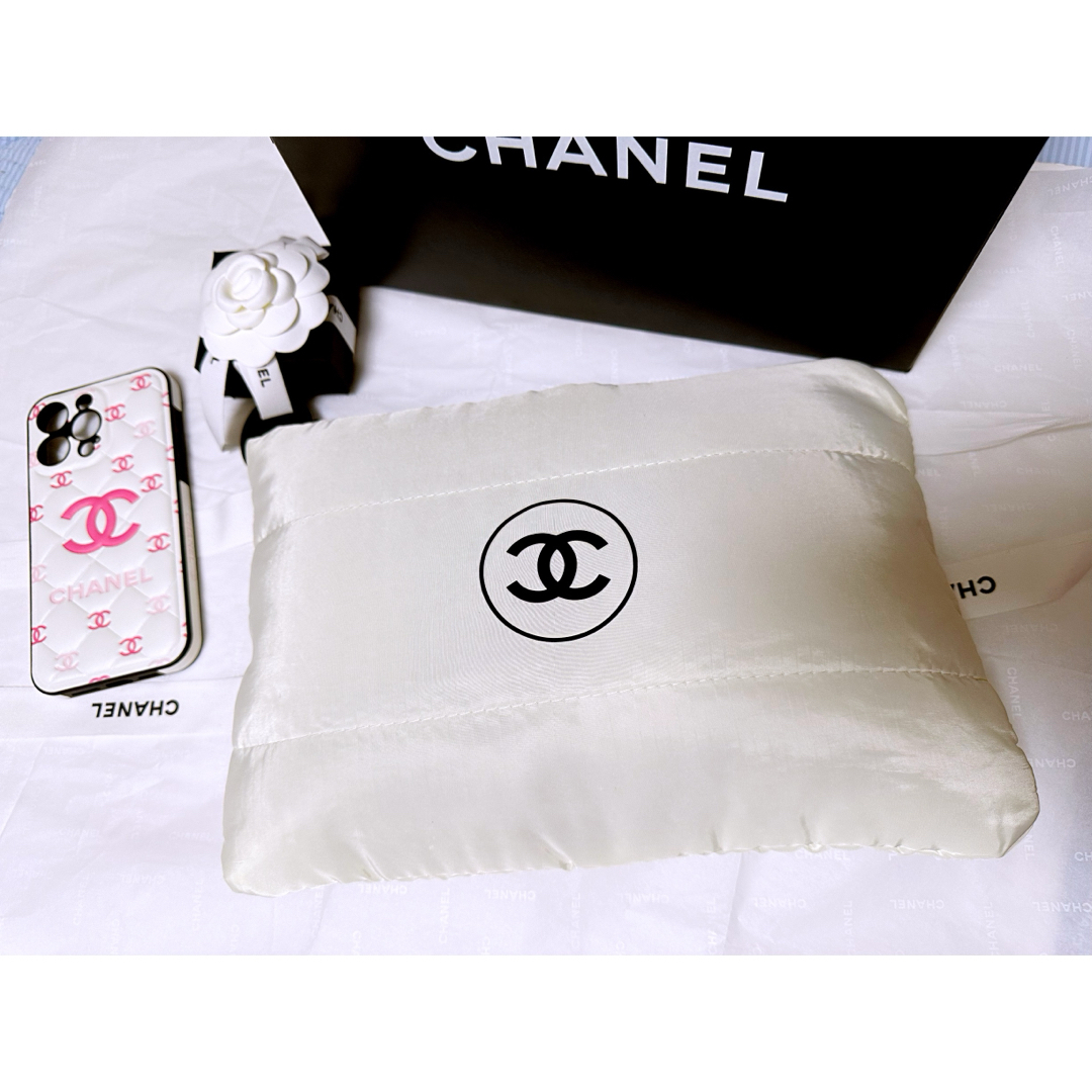 CHANEL(シャネル)の期間限定価格　大人気大容量　CHANELシャネル 化粧ポーチ  ノベルティ  白 レディースのファッション小物(ポーチ)の商品写真