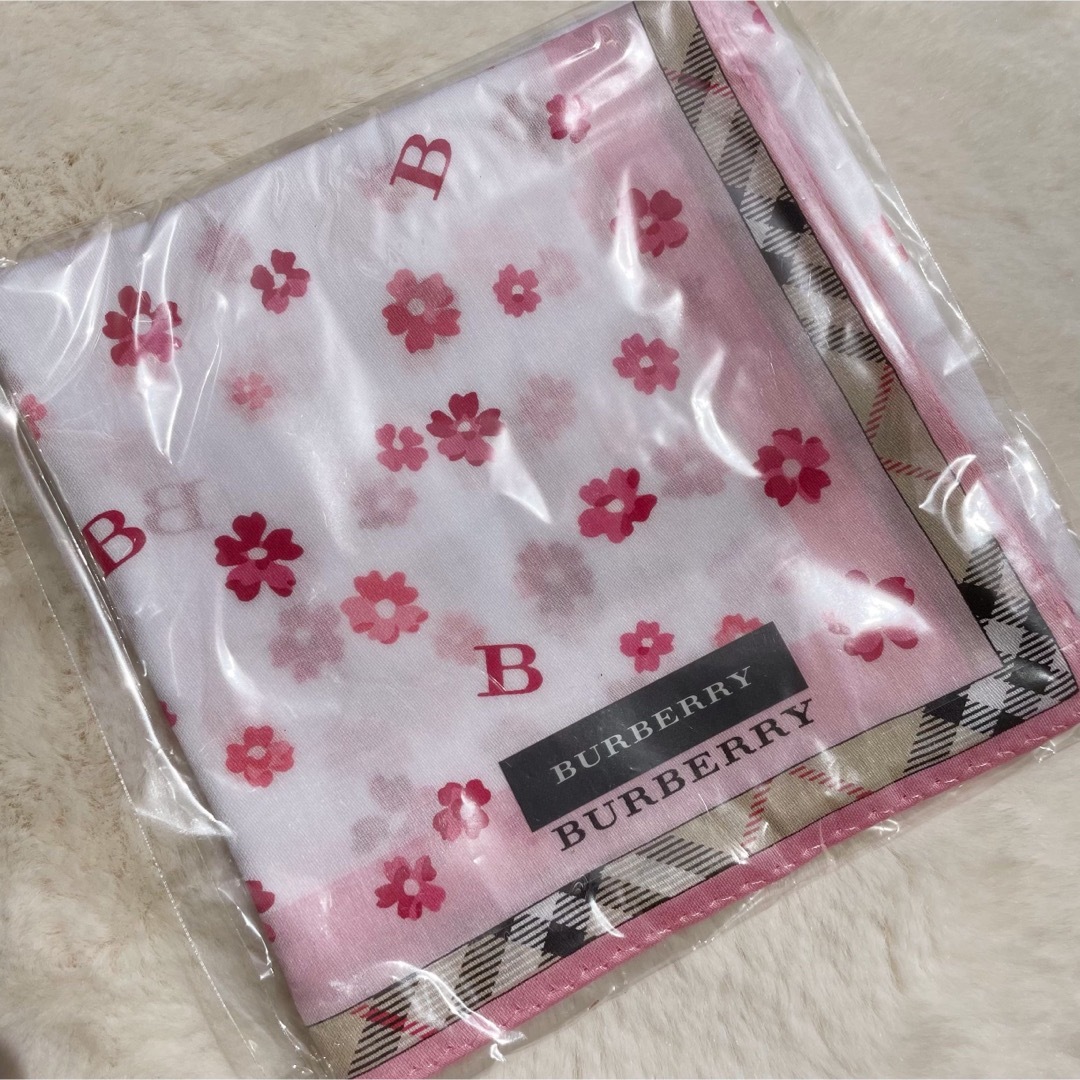 BURBERRY(バーバリー)のバーバリーBURBERRYハンカチ花柄ピンク白ホワイト赤レッド黒ブラックベージュ レディースのファッション小物(ハンカチ)の商品写真