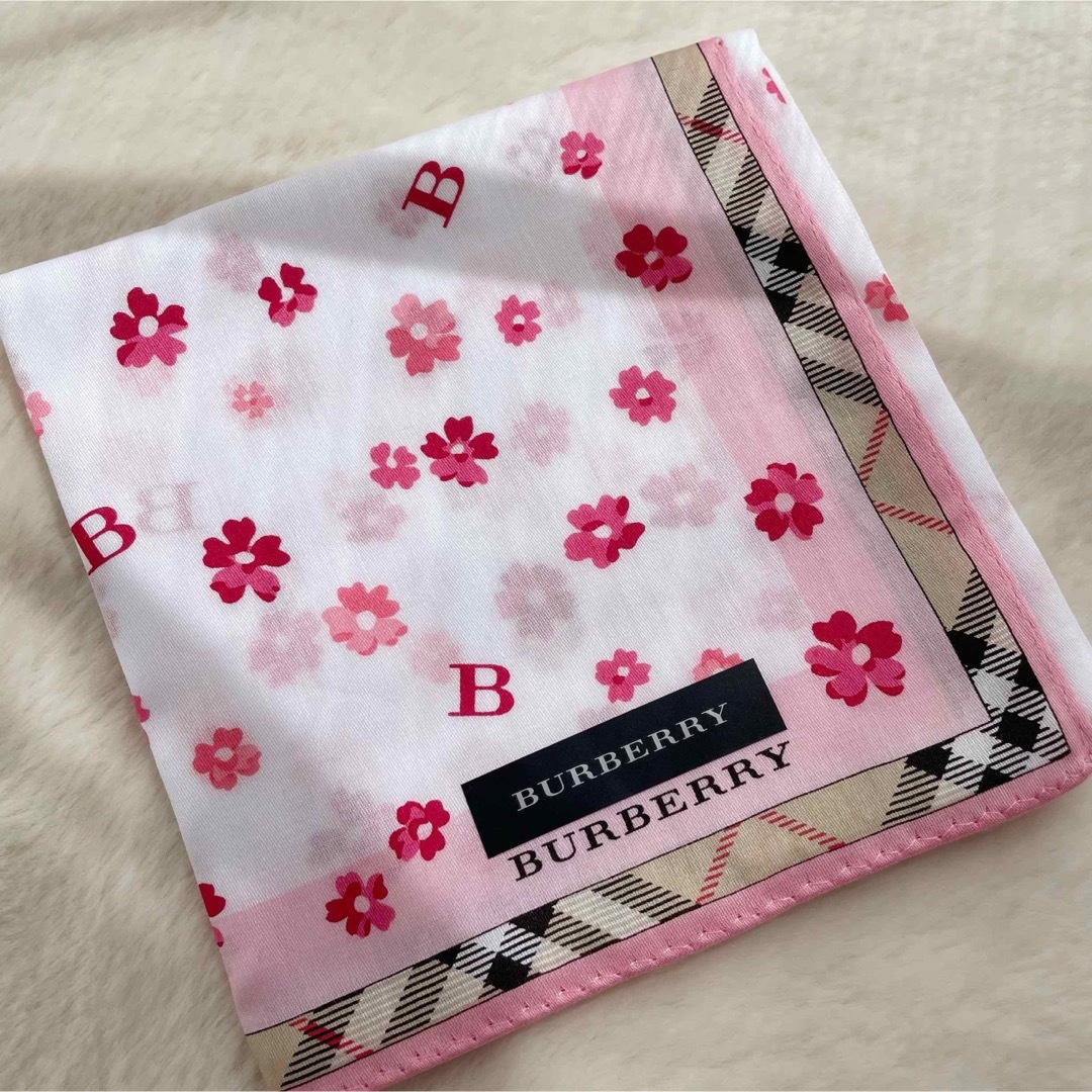 BURBERRY(バーバリー)のバーバリーBURBERRYハンカチ花柄ピンク白ホワイト赤レッド黒ブラックベージュ レディースのファッション小物(ハンカチ)の商品写真