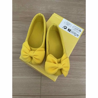 黄色の靴(フラットシューズ)