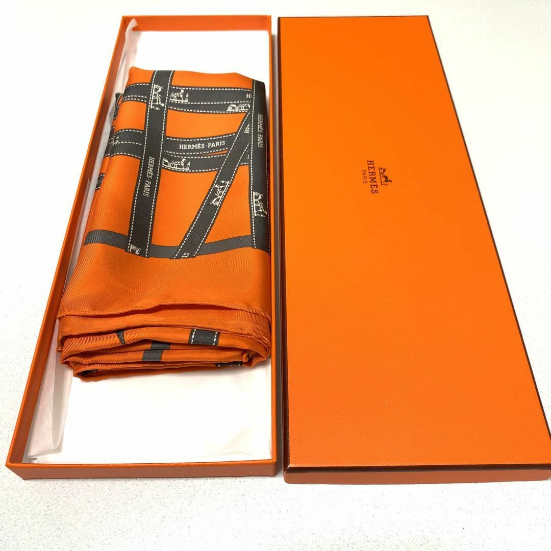 Hermes(エルメス)のHERMES 大判 リボン スカーフ カレ90 ボルデュック オレンジ 0426 レディースのファッション小物(バンダナ/スカーフ)の商品写真