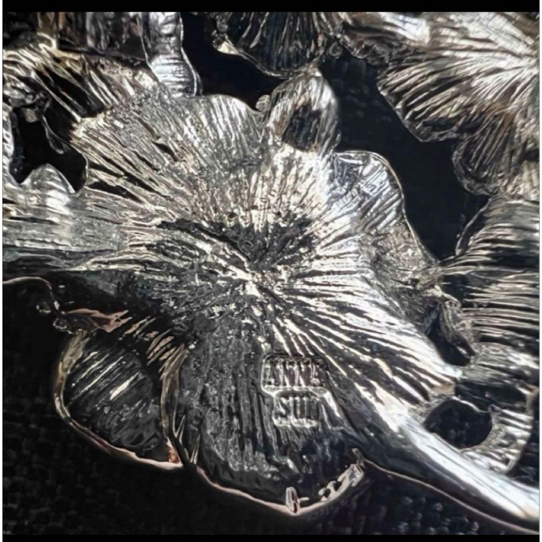 ANNA SUI(アナスイ)の新品タグ付●ANNA SUI アナスイ 薔薇モチーフ ブローチ レディースのアクセサリー(ブローチ/コサージュ)の商品写真