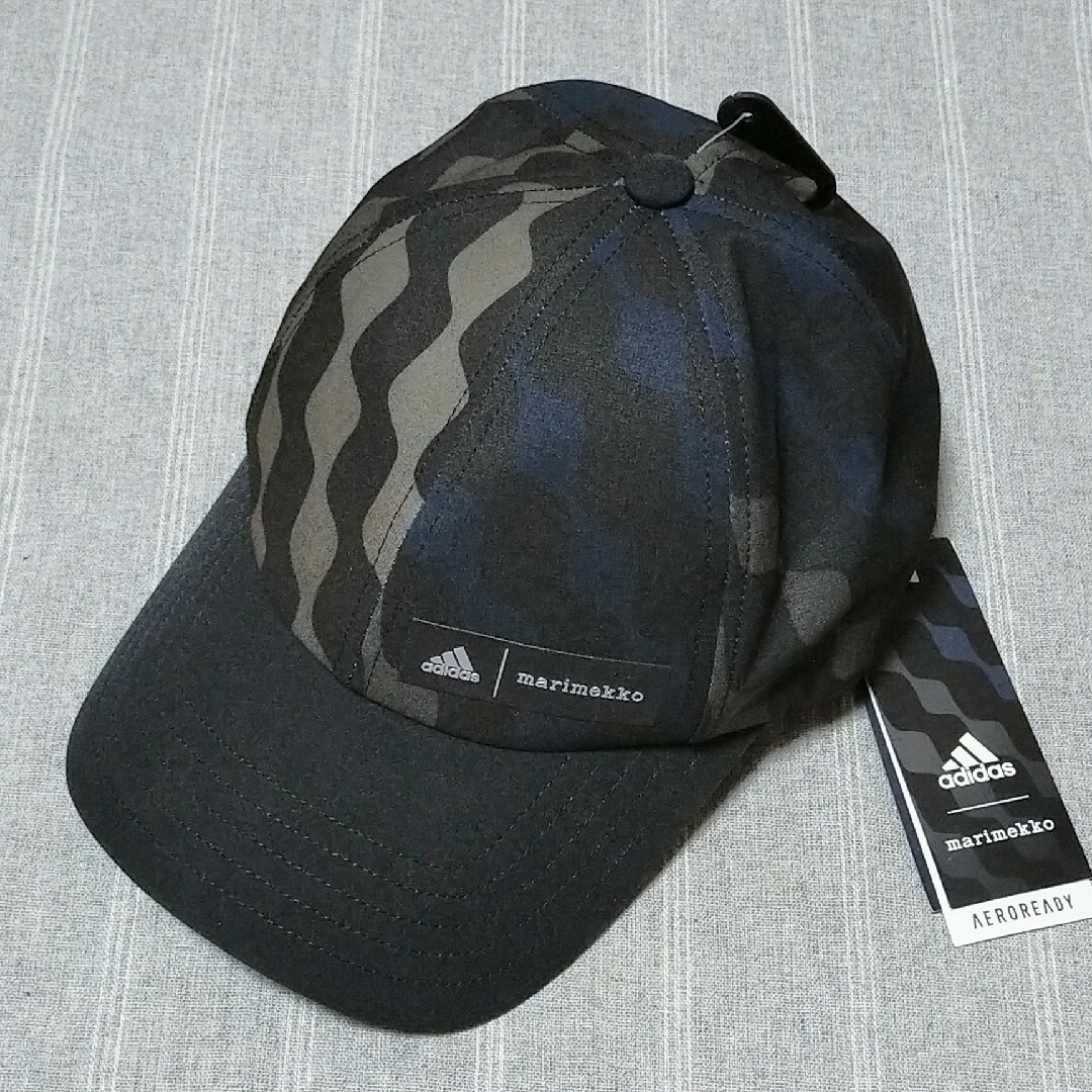 adidas(アディダス)のアディダス　マリメッコ　コラボキャップ　帽子　ブラック黒色 レディースの帽子(キャップ)の商品写真